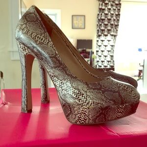 Snakeskin pump